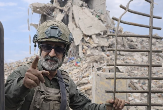 الاحتلال يكرّم أحد أبرز منفذي هدم المنازل بغزة