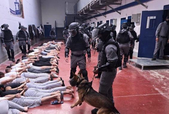 قمع الأسرى في سجون الاحتلال