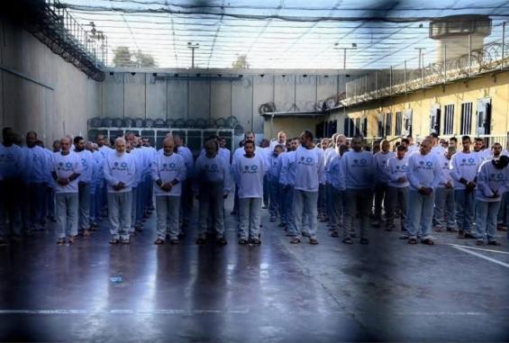 الأسرى داخل سجون الاحتلال -أرشيف-