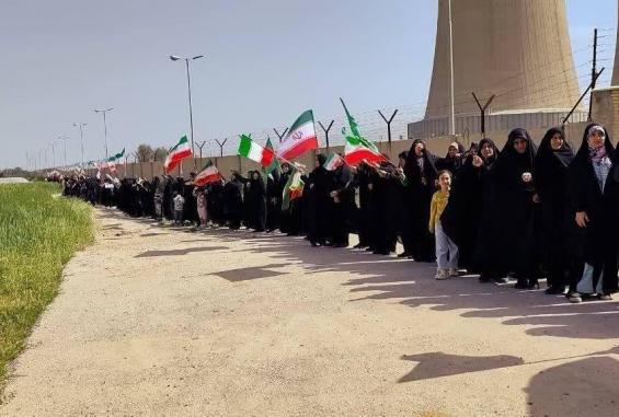 مجموعات من المواطنين تشارك في سلاسل بشرية لحماية البنى التحتية الإيرانية