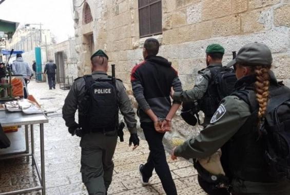 الاحتلال يستدعي مقدسيا للتحقيق ويبلغه بمنعه من السفر 6 أشهر