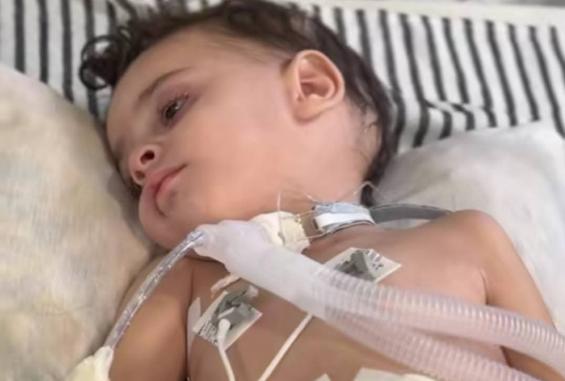 سالم النجار.. طفل غزيّ أنفاسه معلّقة بـ "أنبوب" وحياته رهينة "تحويلة"
