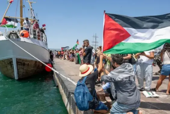 المركز الفلسطيني للأسرى يطالب بالإفراج الفوري عن متضامني أسطول الصمود
