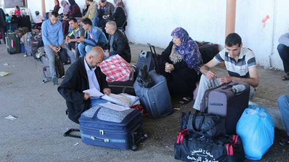 فتح البوابة المصرية لمعبر رفح البري فى أول أيام العمل الاستثنائي ومغادرة الحافلة الأولي "جوازات مصرية".