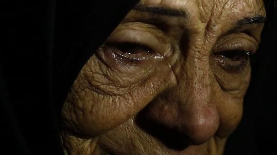 مشاهد مؤثرة لمسنة فلسطينية تبكي خلال تشييع جثمان الشهيد محمد الصالحي بمخيم الفارعة بنابلس