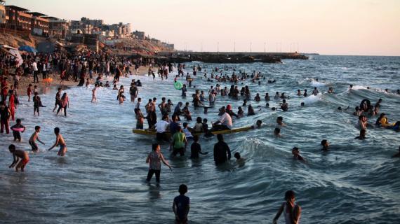 اصطياف المواطنين في بحر غزة