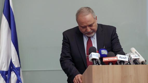 هكذا بدا ليبرمان خلال مؤتمره الصحفي لإعلان الاستقالة بسبب فشله في غزة
