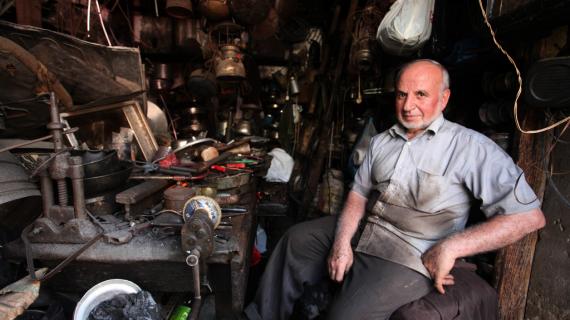 يحيى المعصوابي يعمل على صيانة البوابير التقليدية وأواني الطهي