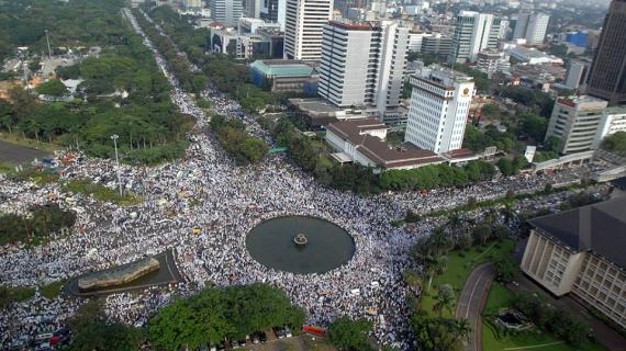 مظاهرات في اندونيسيا احتجاجا على اساءة محافظ جاكرتا للقرآن الكريم