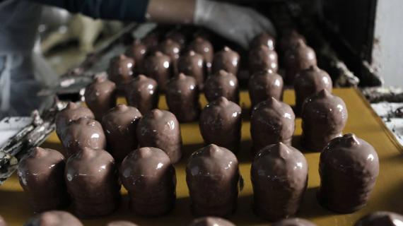 صناعة "الشتوي" أو "رأس العبد"في مصنع بالخليل