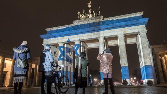 وضع علم الكيان الإسرائيلي على بوابة براندنبورغ وهي رمز العاصمة الألمانية