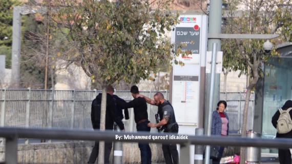 معاناة المقدسيين اليومية .. تفتيش للشبان وتشديدات أمنية في المدينة المقدسة