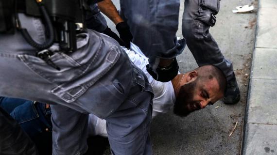 الاحتلال يعتدي على مشاركين بوقفة منددة باعتقال سامر العربيد