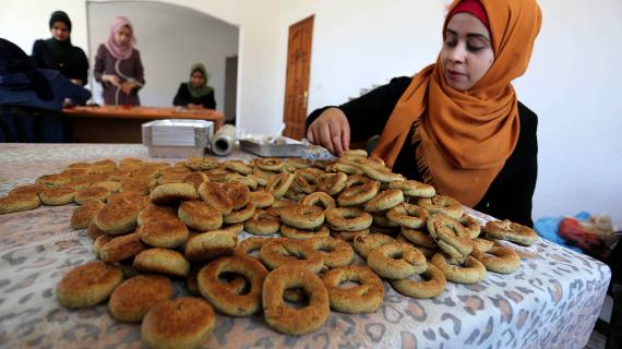 فلسطينيات يصنعن كعك العيد