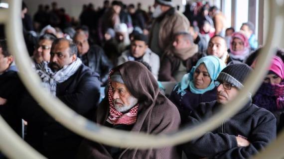 معاناة الفلسطينيين على معبر رفح البري جنوب قطاع غزة في اليوم الثاني لفتحه