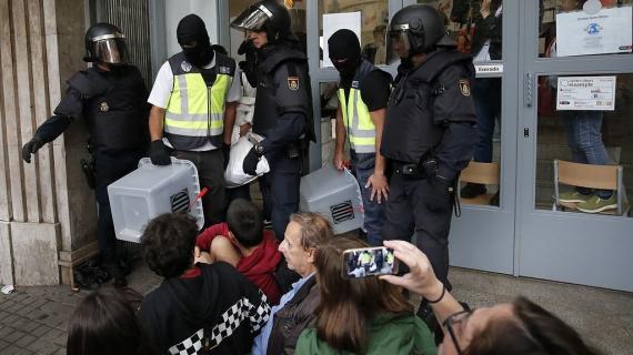 عناصر أمنية إسبانية تقتحم مراكز استفتاء انفصال إقليم كتالونيا وتصادر صناديق الاقتراع