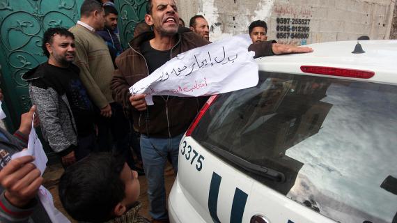 أصحاب البيوت المهدمة خلال الحرب الأخيرة بغزة يحتجون على قرار الأونروا بوقف دفعات بدل الإيجار