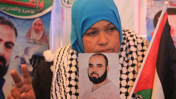 الإعتصام الأسبوعي لأهالي الأسرى الفلسطينيين داخل مقر الصليب الأحمر بمدينة غزة