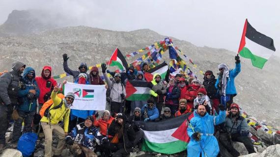 فلسطينيون يتضامنون مع الأسرى والقدس على قمة جبل "إيفرست"