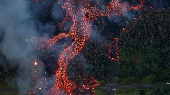 الحمم البركانية في هاواي تواصل الزحف صوب عشرات المنازل