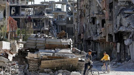 دمار كبير في مخيم اليرموك للاجئين الفلسطينيين جنوب دمشق