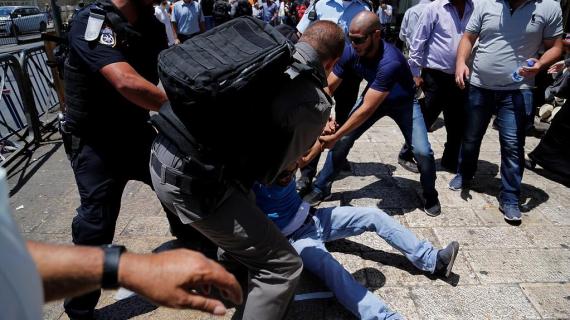 قوات الاحتلال تعتدي بالضرب على الفلسطينيين لمنعهم من الوصول إلى الأقصى