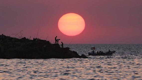 الغروب من ميناء غزة أمس