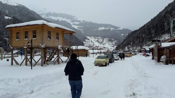 الثلوج في قرية "ازونجول" جنوب شرقي مدينة طرابزون شمال تركيا.