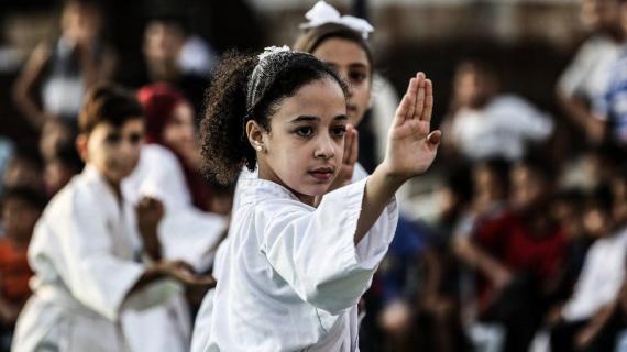 أطفال ينظمون استعراضًا لمهاراتهم في لعب الكاراتيه في غزة