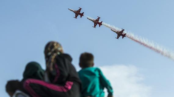 صور عرض لفريق النجوم الأتراك للعروض الجوية والتابع للقوات المسلحة التركية   في مدينة قونية