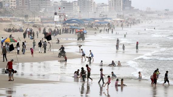 بحر غزة في ظل الأجواء الحارة