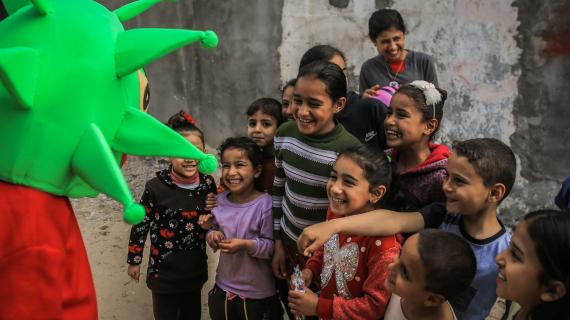 فداء اللداوي يصنع ألعاب على شكل كورونا وسط غزة لتوعية الأطفال بخطورة الفيروس