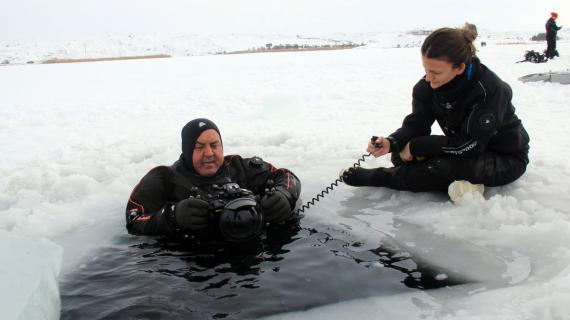 غوّاصون أتراك يمارسون هواية التصوير في قاع بحيرة " تودورغي" المتجمدة