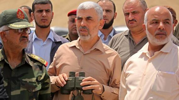 السنوار برفقة وفد حكومي وأمني في جـولة تفقديـة للمنطقة الحدودية الآمنة مع مصر