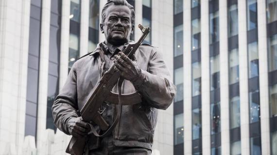 تدشين تمثال للمهندس السوفياتي الراحل ميخائيل كالاشنيكوف مخترع البندقية الشهيرة