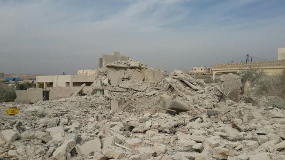 جانب من الدمار الذي حل في منازل مدينة عندان شمال حلب جراء القصف الجوي الروسي بالصواريخ الإرتجاجية صباح اليوم