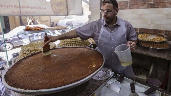 صناعة حلوى رمضان في مخيم برج البراجنة
