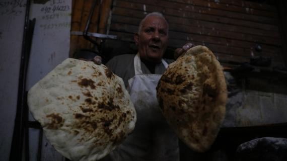 أبو محمد الصوص (82 عامًا) من جنين يعمل كخباز منذ أكثر من 64 عامًا