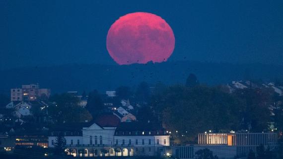 القمر العملاق يبهر العالم ويضيء السماء في مناطق مختلفة