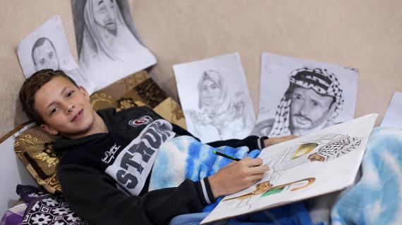 الطفل الفلسطيني مجد المدهون يستعرض لوحاته رغم إصابته برصاص الاحتلال