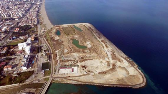 تركيا: بلدية ولاية سامسون الكبرى تنشئ ملعب "غولف" على سطح البحر.. مساحته تساوي مساحة 75 ملعب كرة قدم واستخدمت مليون حجر لإنشائه