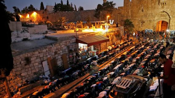 المقدسيون يواصلون الرباط والصلاة امام باب الأسباط بالقدس المحتلة