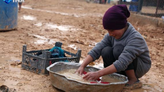 جانب من معاناة النازحين في أحد مخيمات اللجوء في ريف #حلب الشمالي