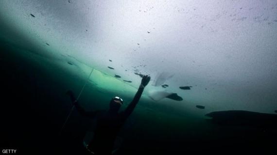 غطاسة فنلندية في الأربعين من عمرها تحطم الرقم القياسي في الغطس تحت الجليد لمسافة 50 متر