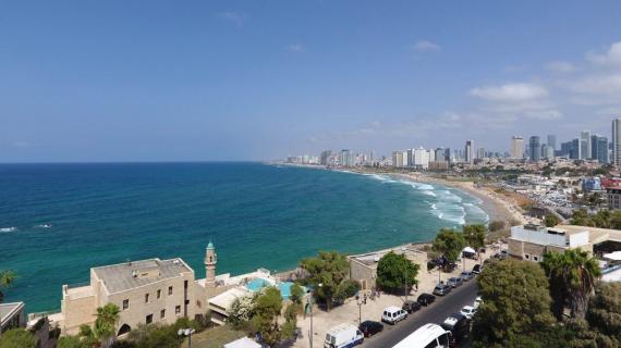 صور جوية لمدينة يافا، حيث تظهر فيها كنيسة القديس بطرس و جامع البحر