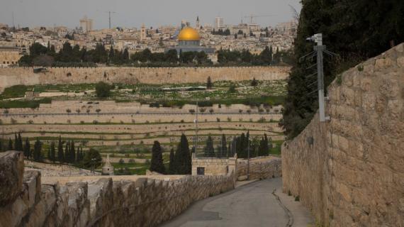 البلدة القديمة بالقدس تظهر خالية من مسيرة أحد الشعانين وفتح باب كنيسة القيامة