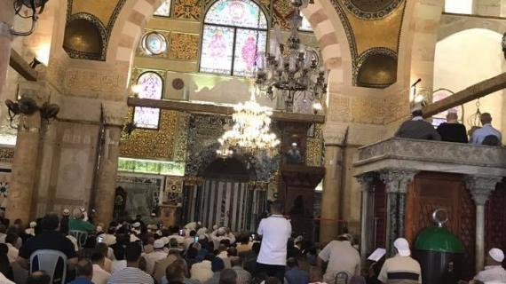 جانب من خطبة وصلاة الجمعه داخل المصلى القبلي في المسجد الاقصى المبارك