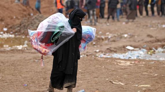 معاناة النازحين من #الموصل تتفاقم مع تساقط الأمطار على مخيماتهم