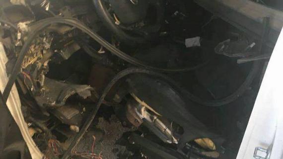 الجيب الذي كان يستقله اللواء توفيق أبو نعيم ومرافقه وتعرض لانفجار عبوة ناسفة أدت لاصابتهما
