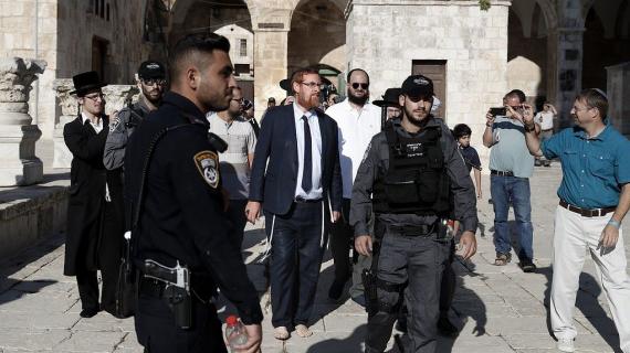 أعضاء كنيست من بينهم المتطرف "يهودا غليك" ومجموعة من المستوطنين، يقتحمون باحات الأقصى